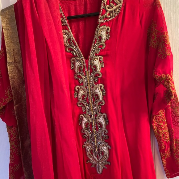 Red churidaar kurta - Picture 2 of 5